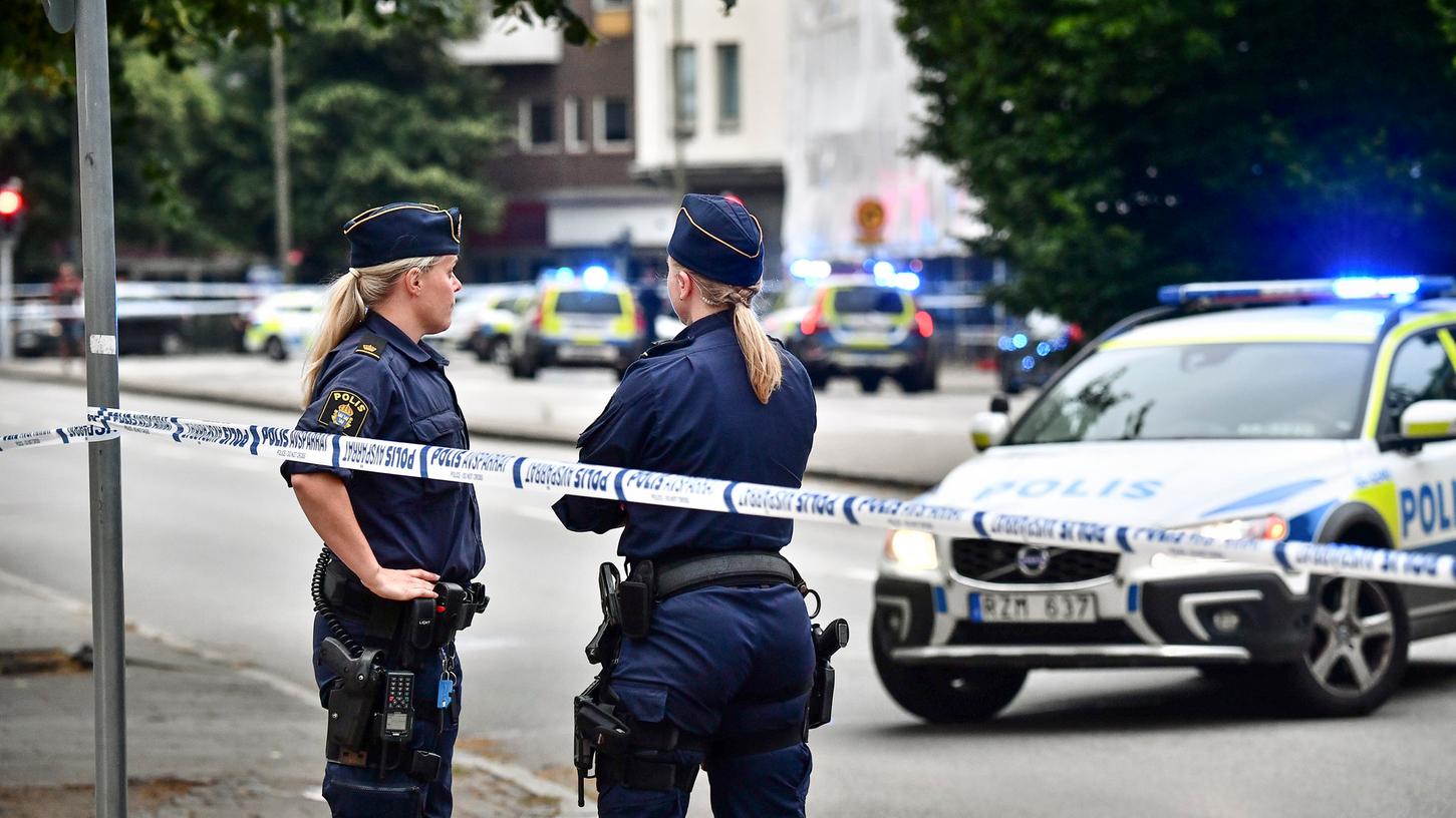 Vor einem Internetcafé im schwedischen Malmö ist es zu einer tödlichen Schießerei gekommen. Drei Menschen wurden getötet.