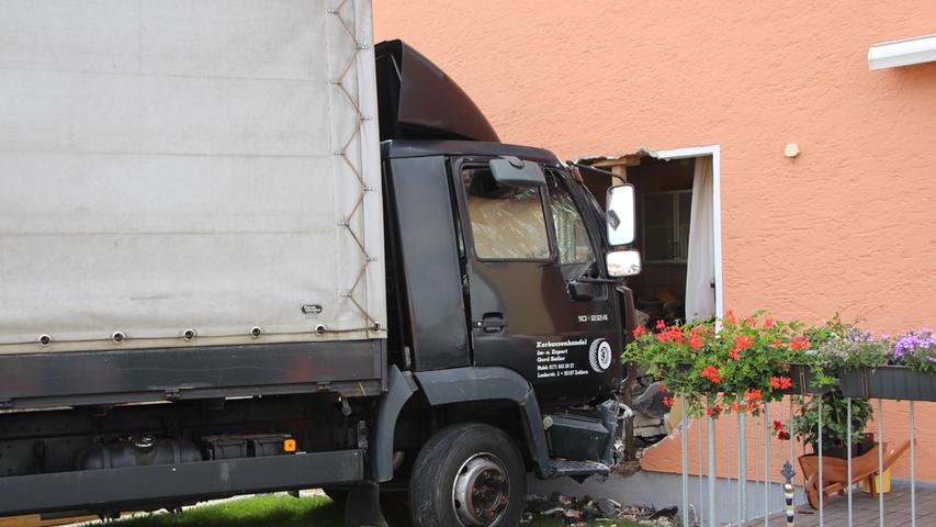 Lastwagen durchbricht Hauswand: Bewohnerin wird leicht verletzt