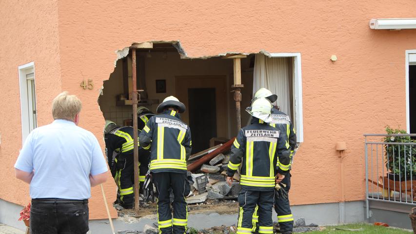 Lastwagen durchbricht Hauswand: Bewohnerin wird leicht verletzt