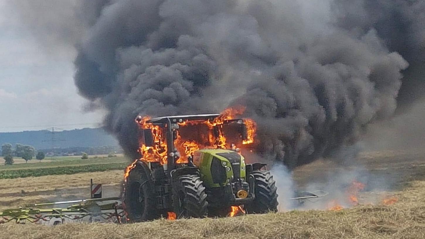 Bei Berngau brennt ein Traktor aus
