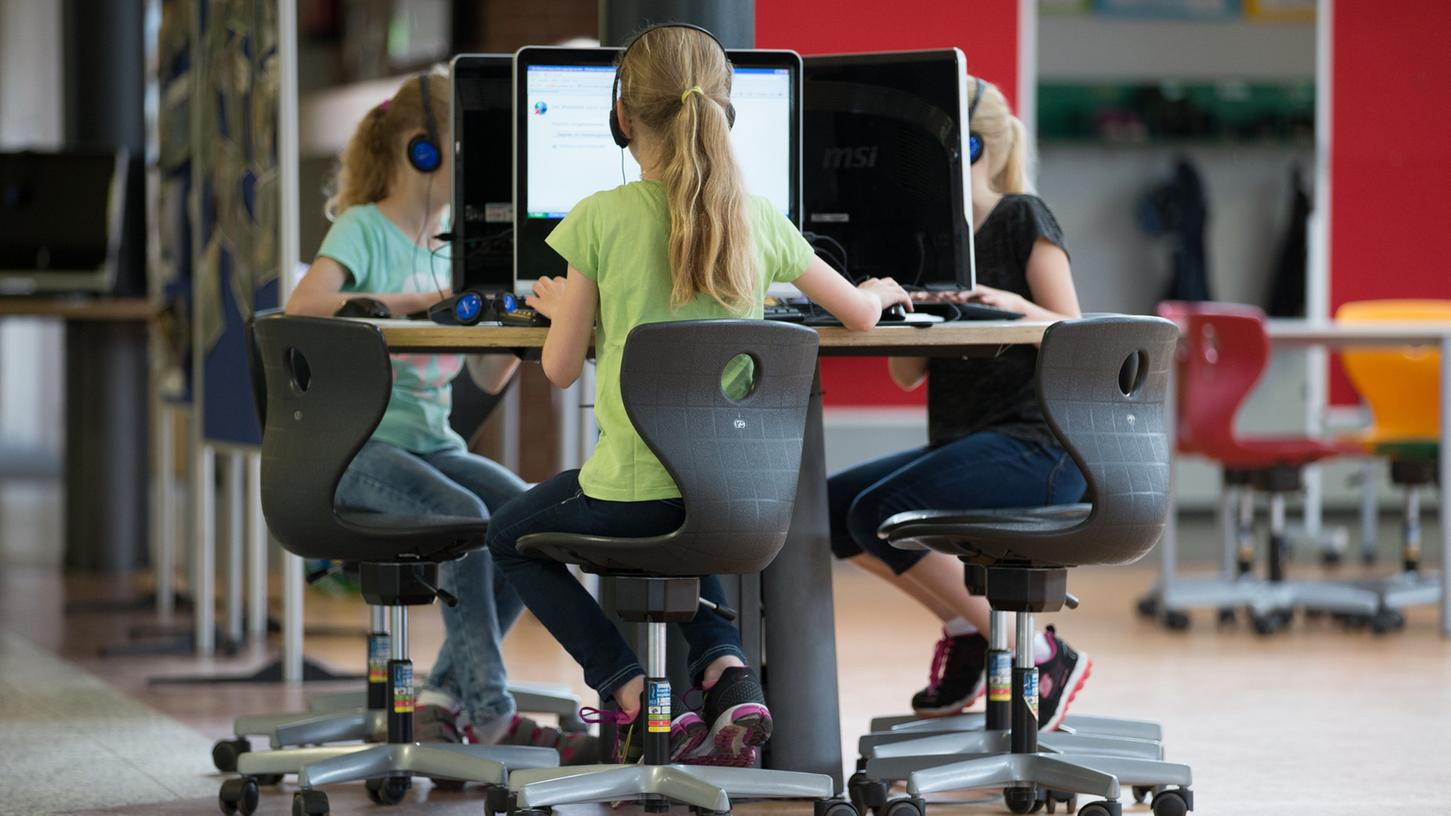 Die SPD-Landtagsfraktion hatte zuvor kritisiert, das Internet sei an den meisten Schulen viel zu langsam. Fast dreiviertel müssten mit höchstens 16 Megabit pro Sekunde auskommen.