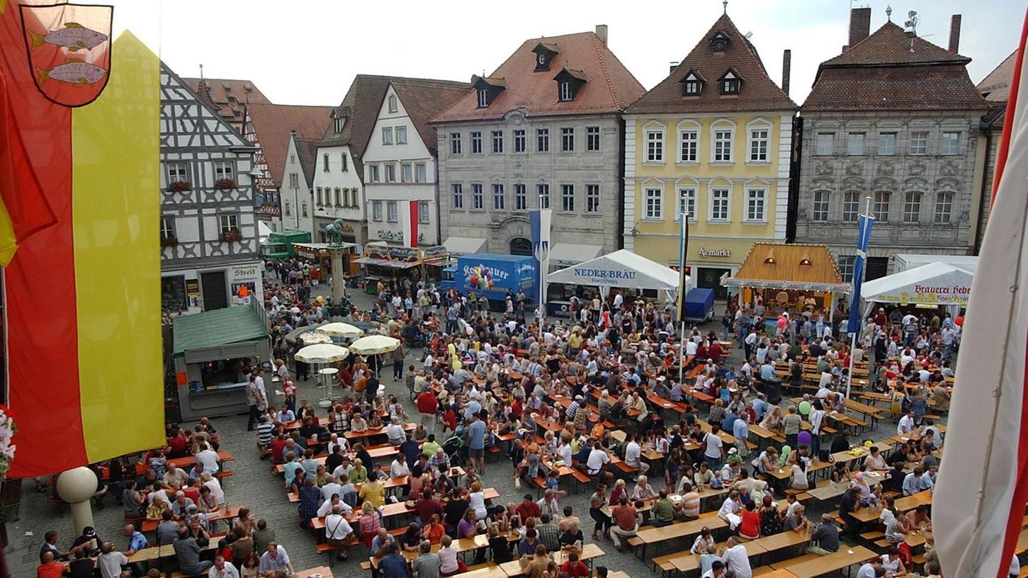 Ein Blick zurück auf das Altstadtfest 2003. Bleibt zu hoffen, dass sich das Anstattfest 2018 eines ähnlich regen Zuspruchs erfreut.
