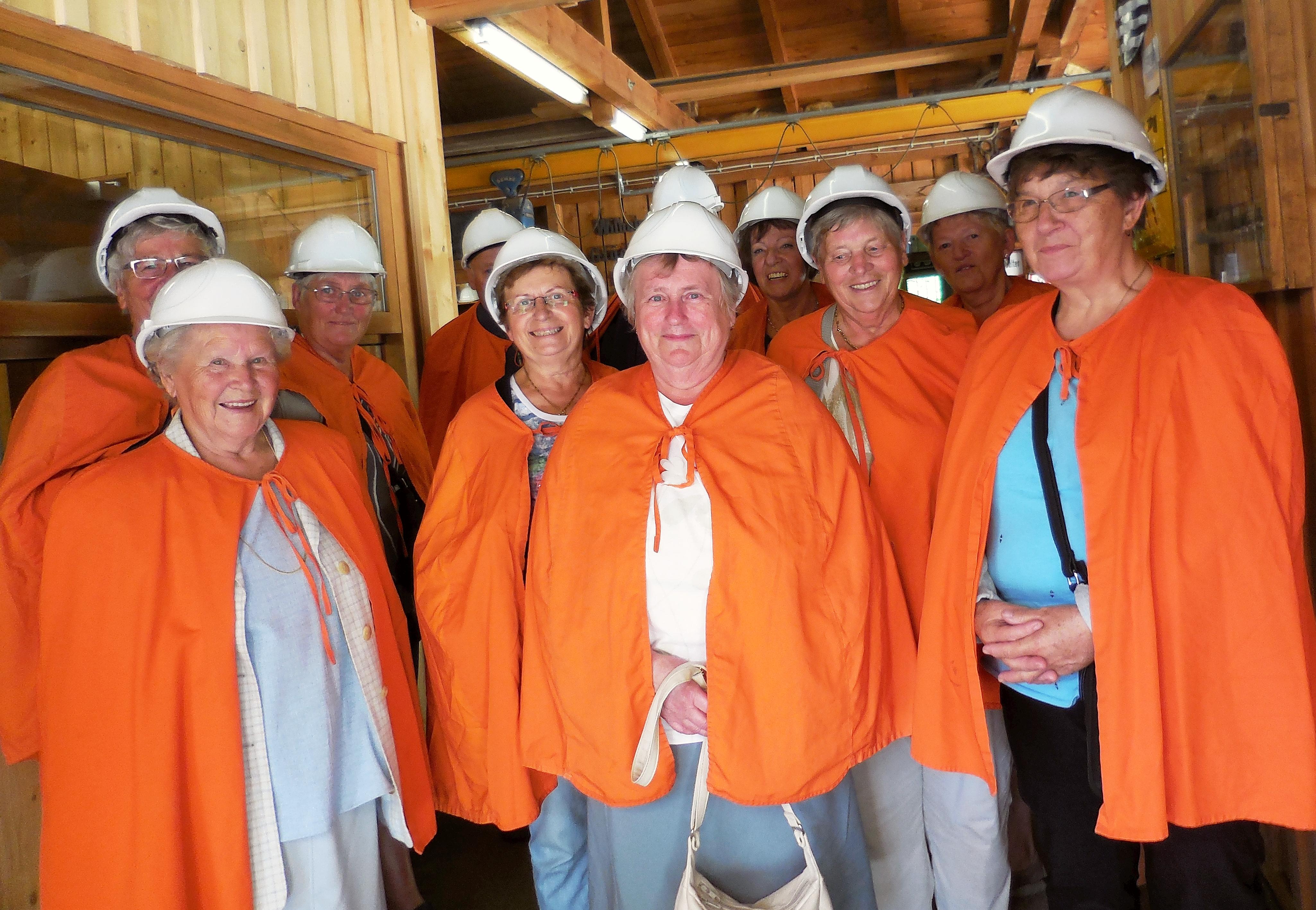 Der VdK-Ortsverband Schambach hat bei seiner diesjährigen Tagesfahrt das Nördlinger Rieskratermuseum besucht. Die Mitglieder staunten, was ein Meteorit so alles anrichten kann. Danach ging es weiter zum Kloster Nerresheim sowie nach dem Mittagessen nach Aalen in den Tiefen Stollen. Ausgerüstet mit Umhang und Helm erfuhren die VdK`ler bei einer Fahrt mit der Grubenbahn viel Wissenswertes aus 300 Jahren Geschichte des Eisenerzabbaus. Bei einer gemütlichen Einkehr auf der Heimfahrt ließ die Gruppe die Fahrt ausklingen.