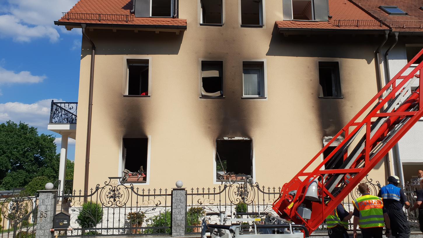 Der Brand einer Doppelhaushälfte im Nürnberger Stadtteil Mühldorf rief am Mittwoch die Feuerwehr auf den Plan. Durch das Feuer entstand ein enormer Sachschaden.