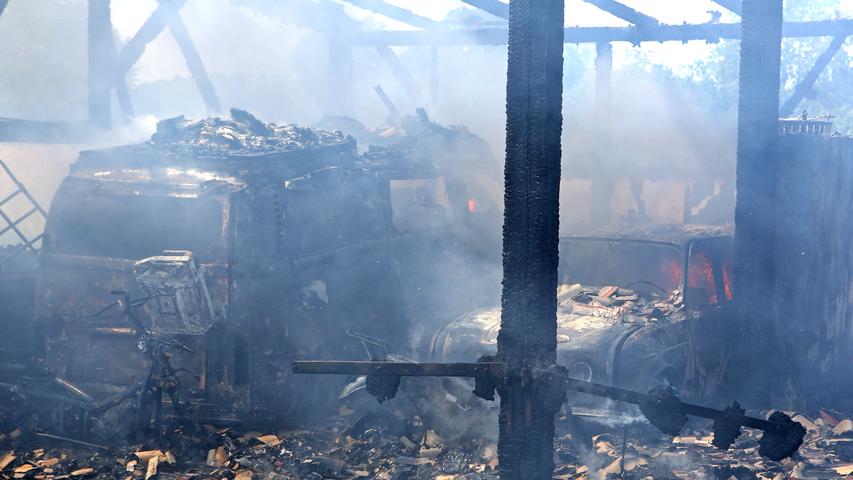Scheune mit Fahrzeugen brennt bei Memmelsdorf aus