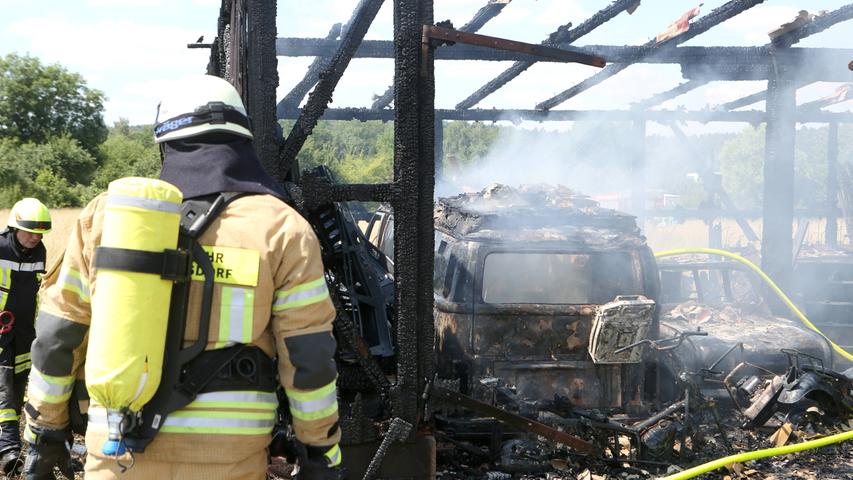 Scheune mit Fahrzeugen brennt bei Memmelsdorf aus