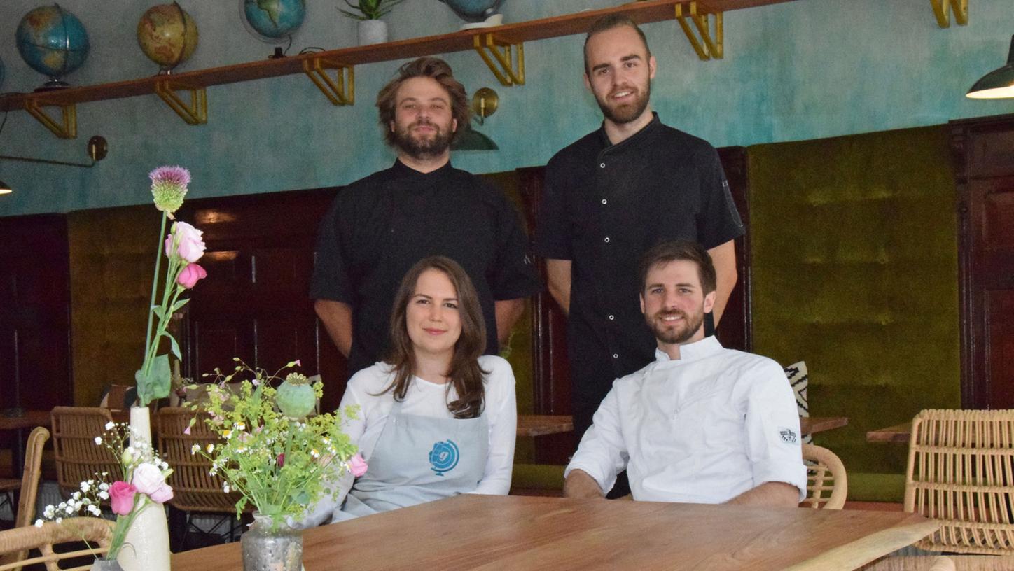 Spannende Neueröffnung: Ab Montag kann man im "Globo" von Tim Kohler (vorne rechts) speisen. Unterstützt wird er von Geschäftsführerin Sylvia Neuner, Küchenchef Moritz Ferstl (hinten re.) und Manuel Kohler (hinten li.). Spannende Neueröffnung: Ab Montag kann man im "Globo" von Tim Kohler (vorne rechts) speisen. Unterstützt wird er von Geschäftsführerin Sylvia Neuner, Küchenchef Moritz Ferstl (hinten re.) und Manuel Kohler (hinten li.).