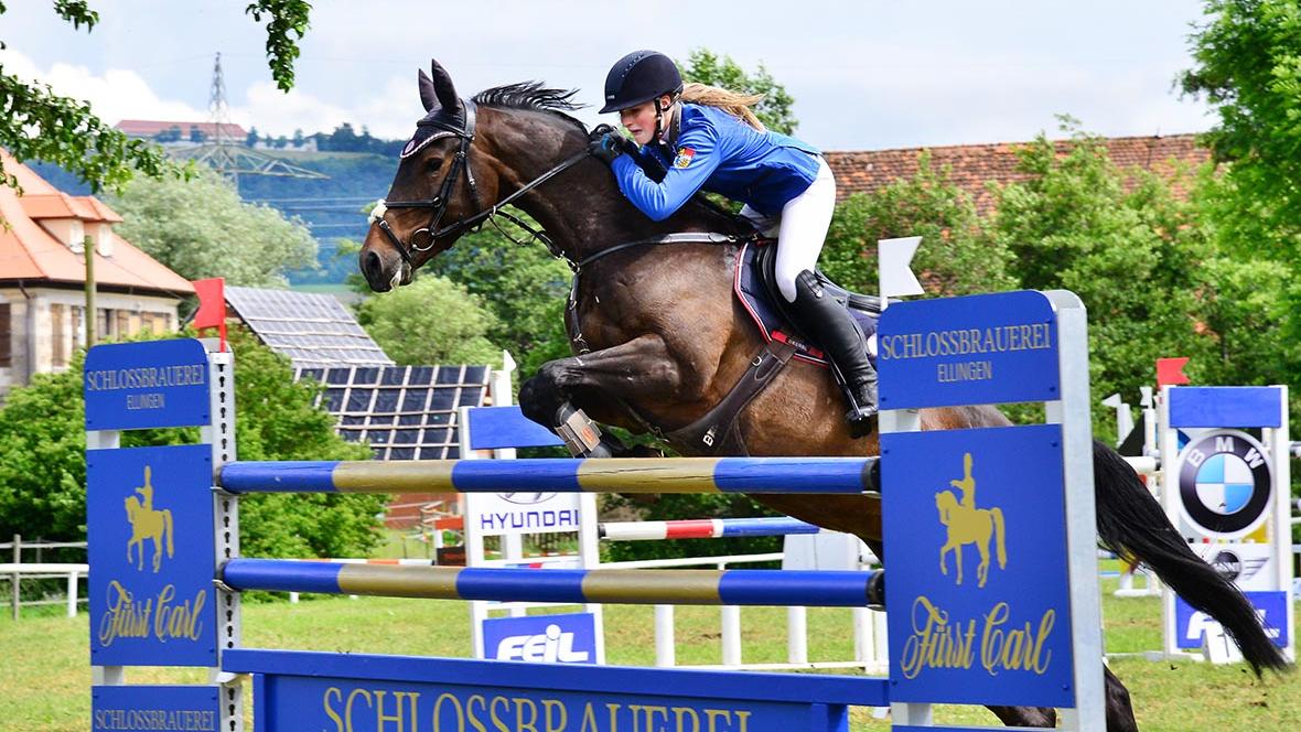 Erfolgreichste Reiterin des Turniers: Antonia Schweinesbein vom RSV Zur Freiheit Oberhochstatt war in den M-Springen nicht zu schlagen. Erfolgreichste Reiterin des Turniers: Antonia Schweinesbein vom RSV Zur Freiheit Oberhochstatt war in den M-Springen nicht zu schlagen.