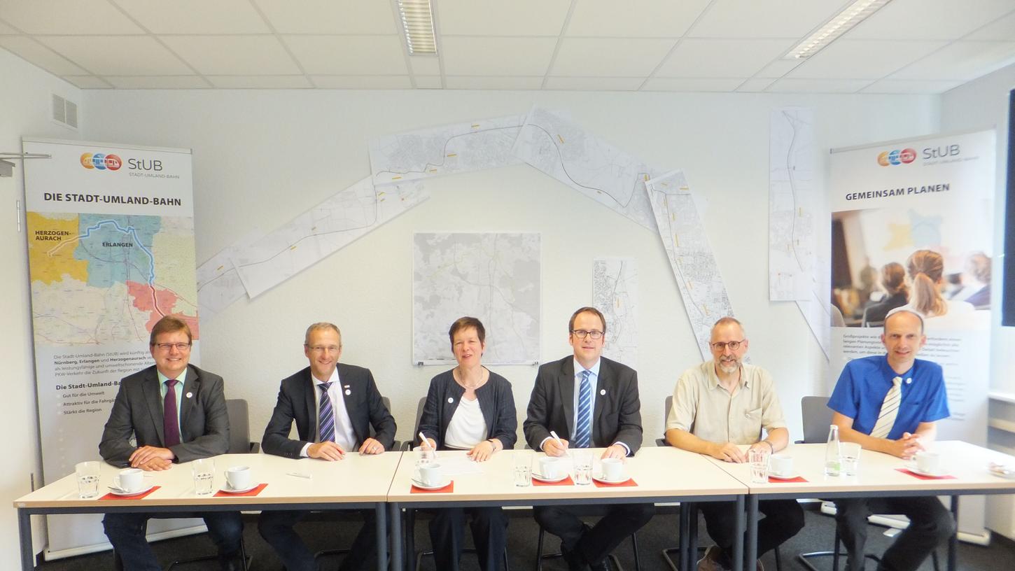 Die Planungen für Stadt-Umland-Bahn in Mittelfranken kommen voran. Am Donnerstag haben die Verantwortlichen des Zweckverbands Stadt-Umland-Bahn die Verträge mit einer Ingenieurgemeinschaft unterzeichnet.