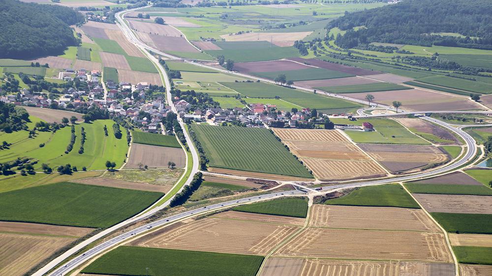Die Bundesstraße 2 ist laut der IHK Nürnberg für Mittelfranken zu „90 Prozent“ ausgebaut: Luftbilder (wie hier die Ortsumgehung von Dettenheim) belegen, dass die Aussage zutreffend ist. Die Bundesstraße 2 ist laut der IHK Nürnberg für Mittelfranken zu „90 Prozent“ ausgebaut: Luftbilder (wie hier die Ortsumgehung von Dettenheim) belegen, dass die Aussage zutreffend ist.