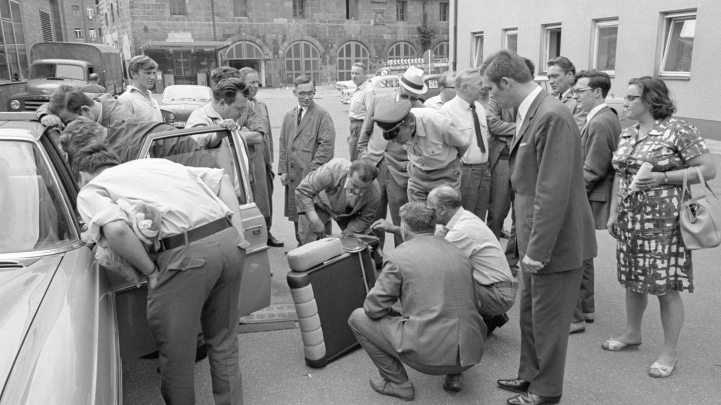 25. Juni 1968: Eine Schlange im Auto