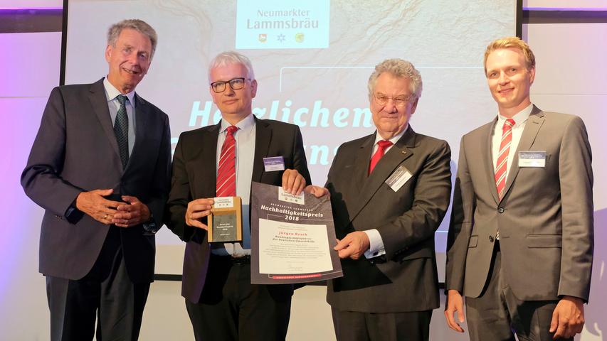 Der Inhaber Neumarkter Lammsbräu, Franz Ehrnsperger und Gewinner Jürgen Resch mit Laudator Clemens Stroetmann und Johannes Ehrnsperger.