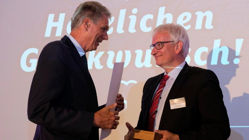 Der Sieger der Kategorie "Herausragendes Engagment", Jürgen Resch (r.) mit Lammsbräu Franz Ehrnsperger.