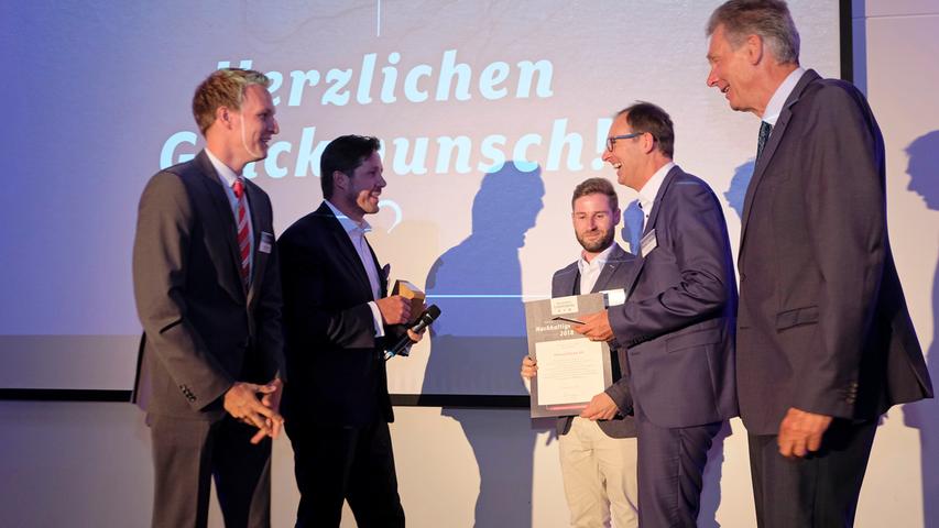 Der Gewinner UmweltBank: Oliver Patzsch (3.v.r.) und Jürgen Koppmann (2.v.r.) mit Laudator Prof. Dr. Matthias Fifka (2.v.l.).