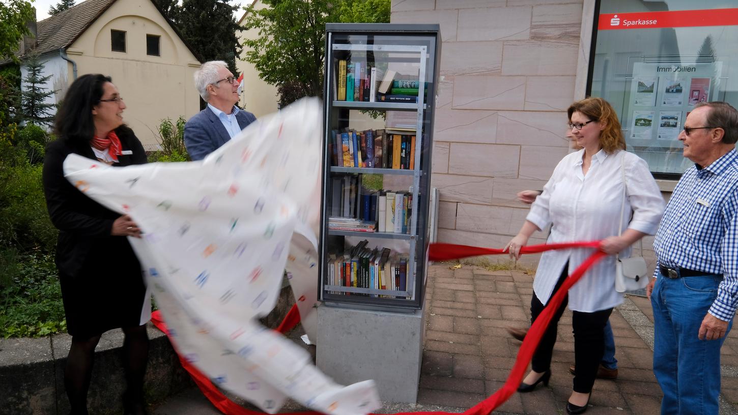 Alice Fatma Gaida von der Sparkasse in der Reichelsdorfer Hauptstraße, Paul Sünkel von der Bürgerstiftung sowie Claudia Bälz, ehemalige Vorsitzende des Bürgervereins, und der neue Chef Bernd Wilmerstadt (v. l.) enthüllten den neuen Bücherschrank der Bürgerstiftung Nürnberg. Alice Fatma Gaida von der Sparkasse in der Reichelsdorfer Hauptstraße, Paul Sünkel von der Bürgerstiftung sowie Claudia Bälz, ehemalige Vorsitzende des Bürgervereins, und der neue Chef Bernd Wilmerstadt (v. l.) enthüllten den neuen Bücherschrank der Bürgerstiftung Nürnberg.