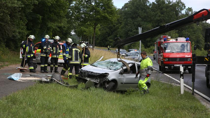 Renault überschlägt sich bei Frensdorf: Fahrerin schwer verletzt