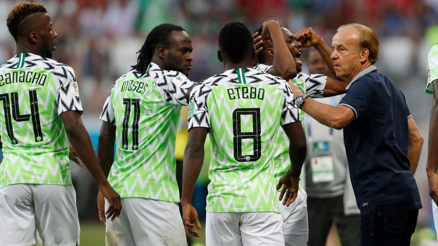 Gernot Rohr (re.) und die nigerianische Nationalmannschaft feierte gegen Island einen wichtigen Sieg.
