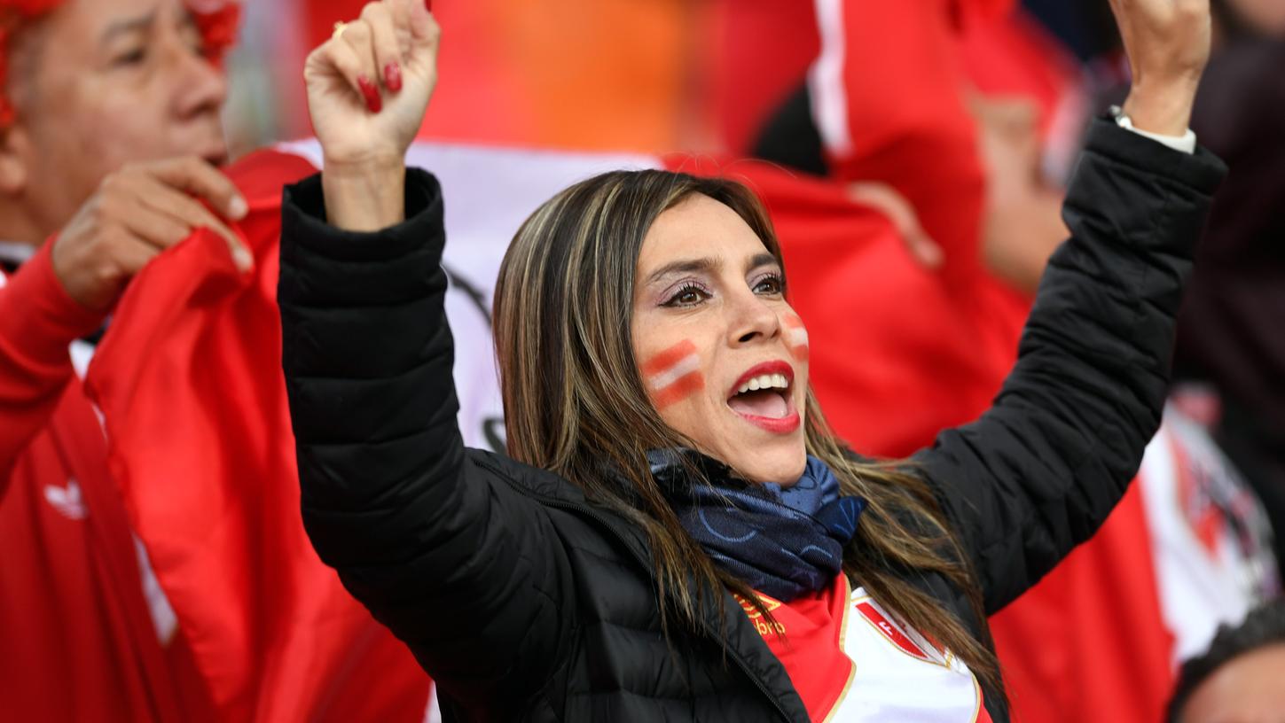 Auch die Fans von Peru unterstützen ihre Mannschaft gesanglich. Sportlich hat es bislang leider nicht viel gebracht, aber die Fans kamen sich dadurch emotional ein ganzes Stück näher.