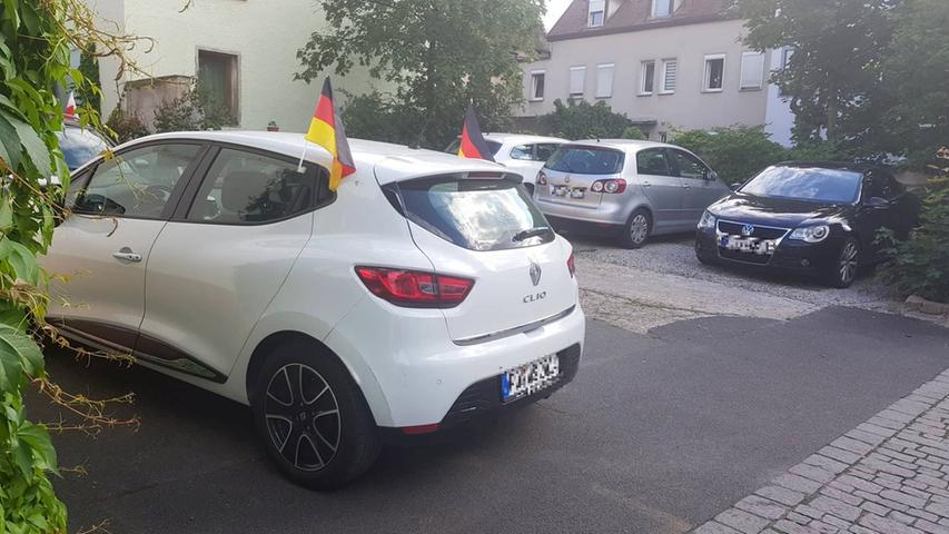 Der Klassiker: Die Fähnchen fürs Auto. In Forchheim sieht man sie (wie überall im Lande) nicht mehr ganz so häufig wie in den vergangenen WM-Zeiten.