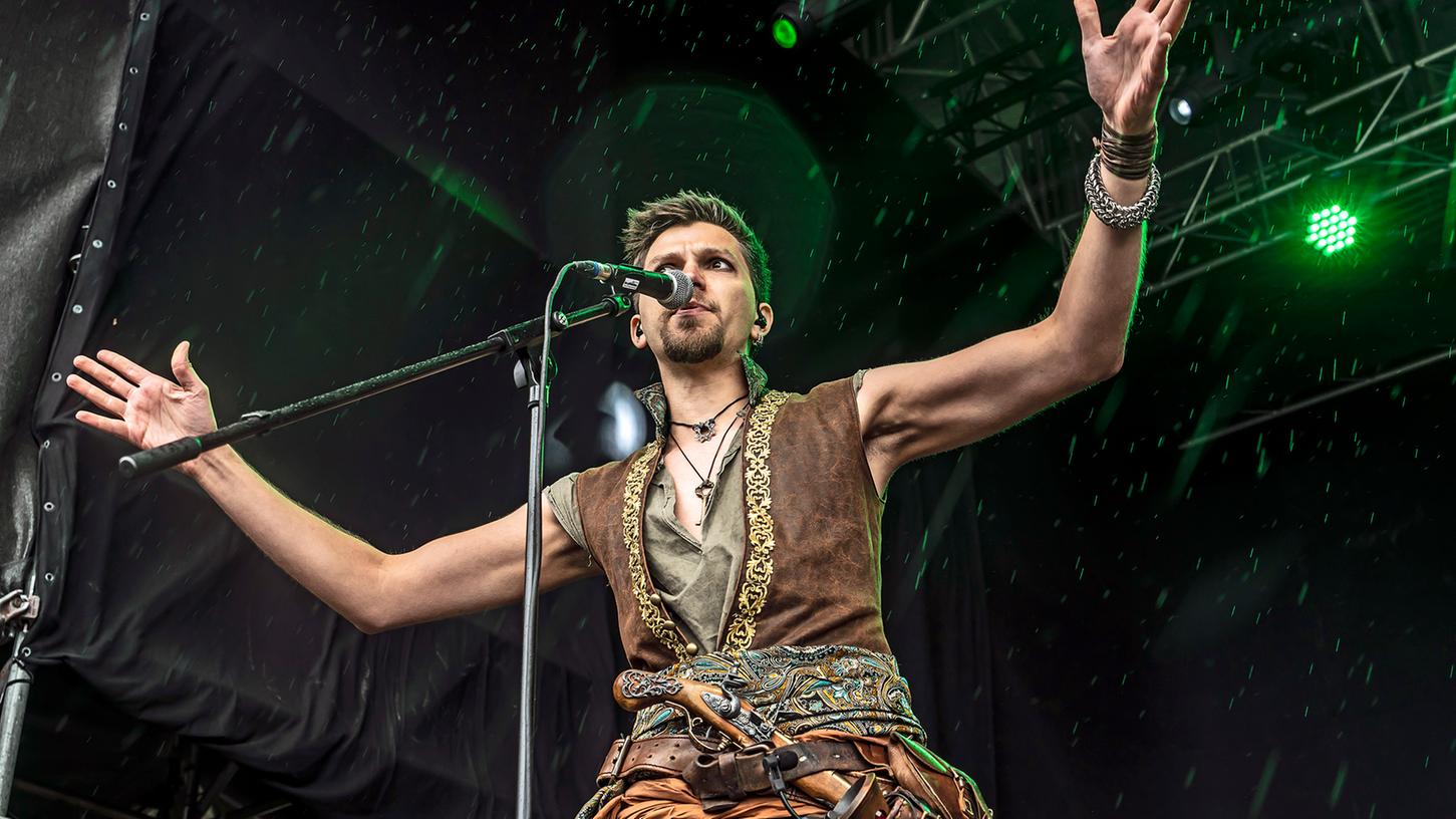 Mittelalter-Rock vom Feinsten: "Vroudenspil" heizte dem Publikum auf Burg Abenberg ordentlich ein. Mittelalter-Rock vom Feinsten: "Vroudenspil" heizte dem Publikum auf Burg Abenberg ordentlich ein.