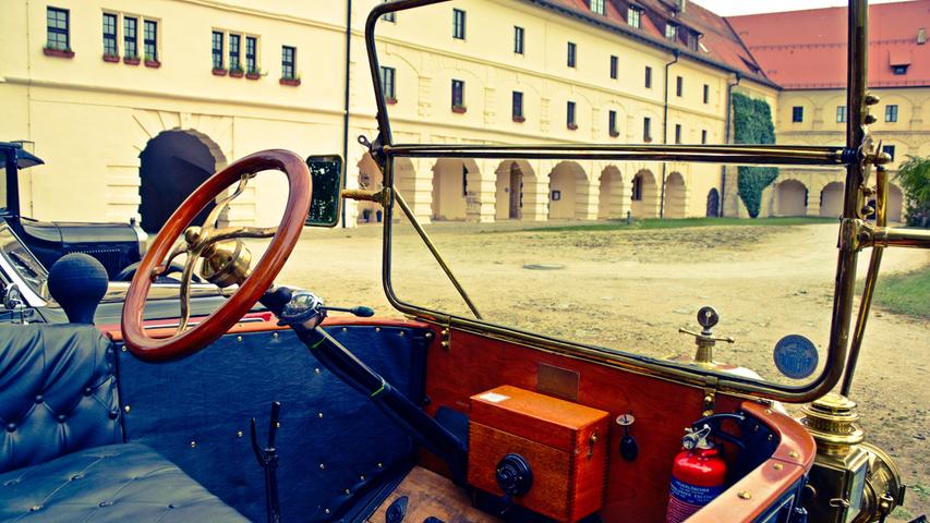 Ausfahrt mit 110 Jahren: Oldtimer-Rallye auf der Wülzburg