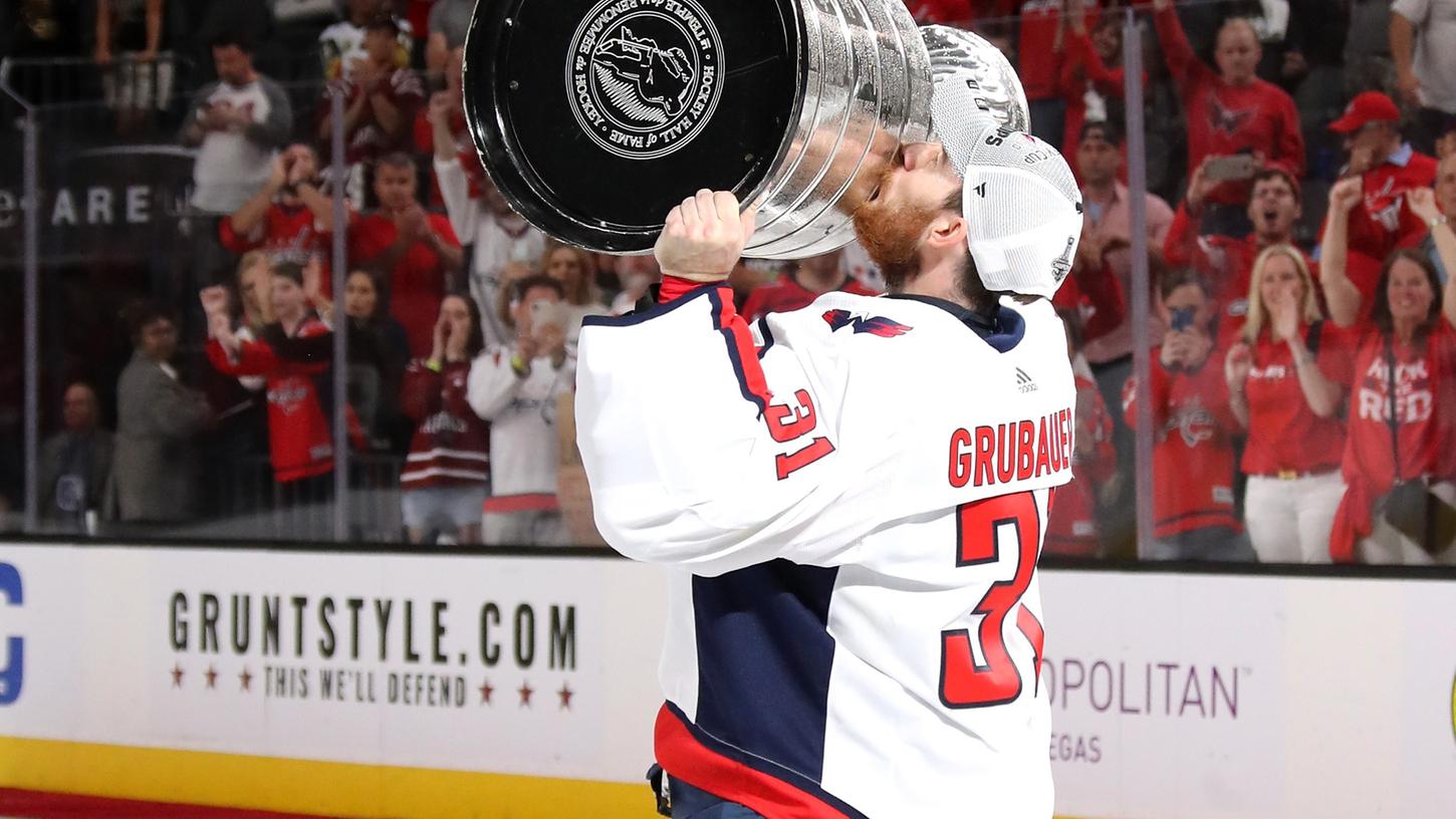 Der Pokal in deutschen Händen: Mit dem Sieg des Stanley Cups hat Philipp Grubauer Sportgeschichte geschrieben.