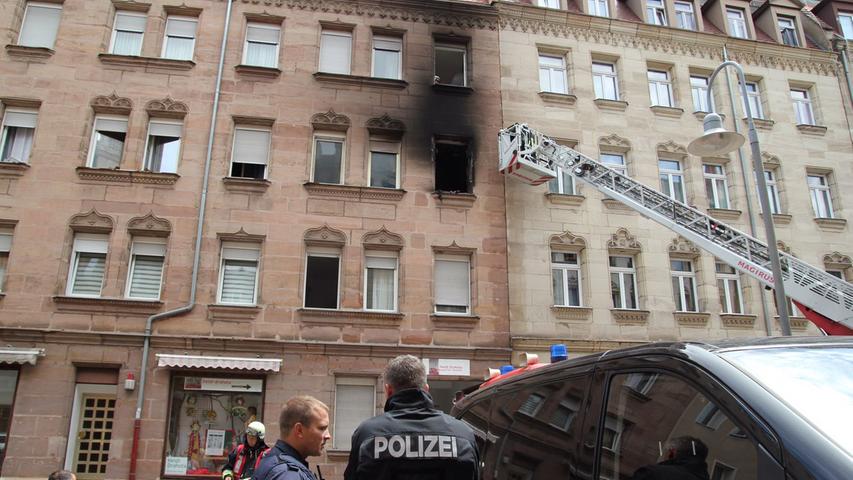 Feuerwehr rettet zwei Katzen aus brennender Wohnung in Nürnberg