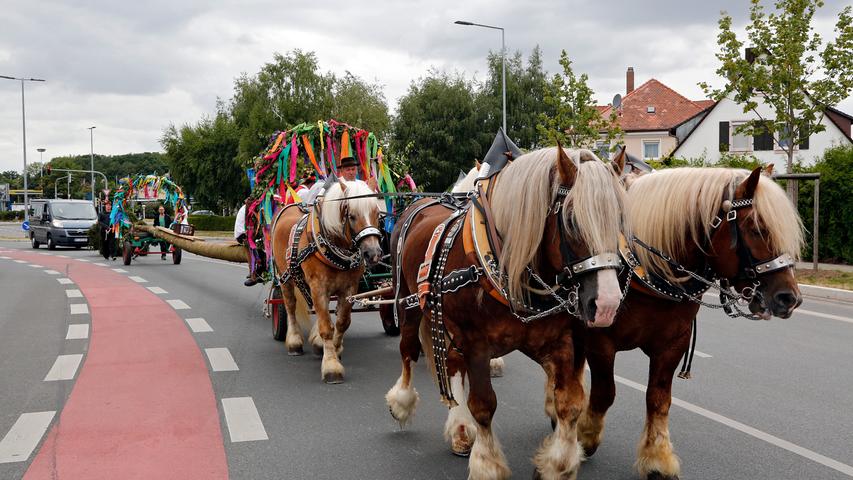 Hoch zu Pferde: Kärwa in Kleinreuth ist besonders farbenfroh