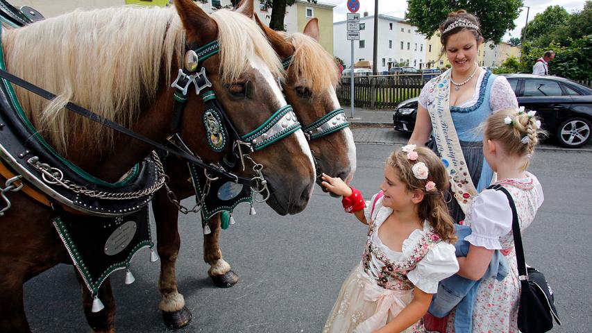 Kleine Gäste und große Pferde: So war der Festzug in Eibach