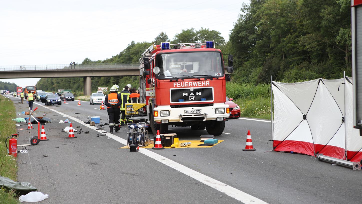 Am frühen Sonntagmorgen starb ein 71-jähriger Autofahrer auf der A6 bei Ansbach, nachdem sein Wagen sich mehrfach überschlagen hatte.