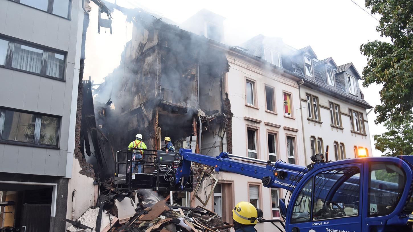 Die Trümmer türmen sich meterhoch, im Gebäude klafft eine Lücke: In Wuppertal ist ein Wohnhaus eingestürzt.