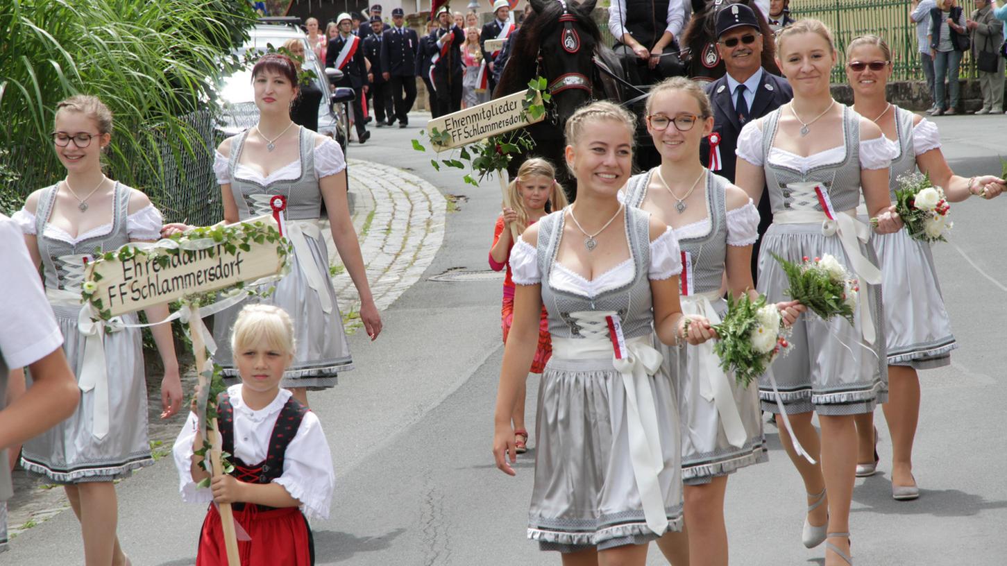 Dutzende Vereine und Musikkapellen aus Schlammersdorf und Umgebung ließen es sich nicht nehmen, beim großen Festzug durch Schlammersdorf mitzumachen.