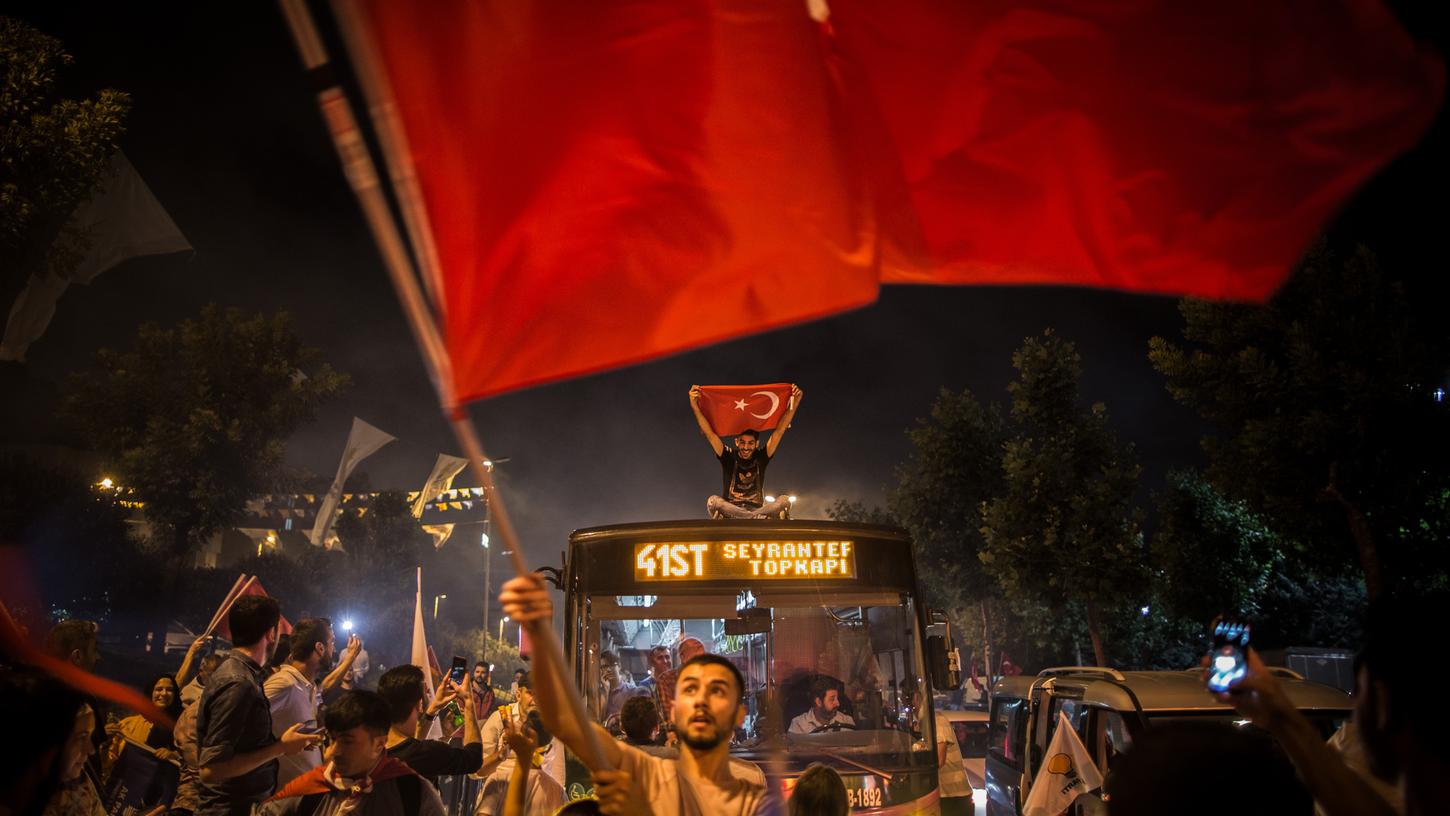 Anhänger des türkischen Präsidenten Erdogan jubeln nach den Präsidenten- und Parlamentswahlen vor dem Parteihauptquartier der regierenden AKP-Partei.