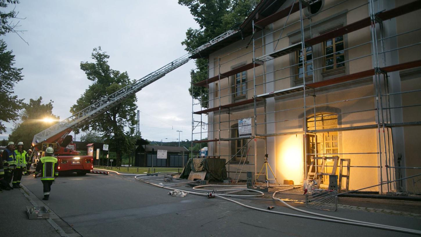 Ein sich in Renovierung befindliches Gebäude in der Bahnhosstraße in Postbauer-Heng geriet aus bisher ungeklärter Ursache in Brand. Ersten Schätzungen geht der Brand in die Hunderttausende.