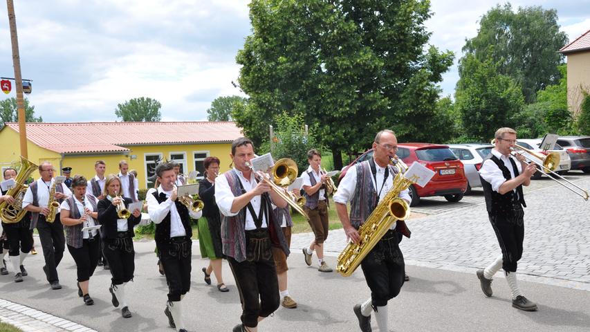 Der Musikverein aus der Nachbarstadt Ornbau steuerte den passenden Ton bei.