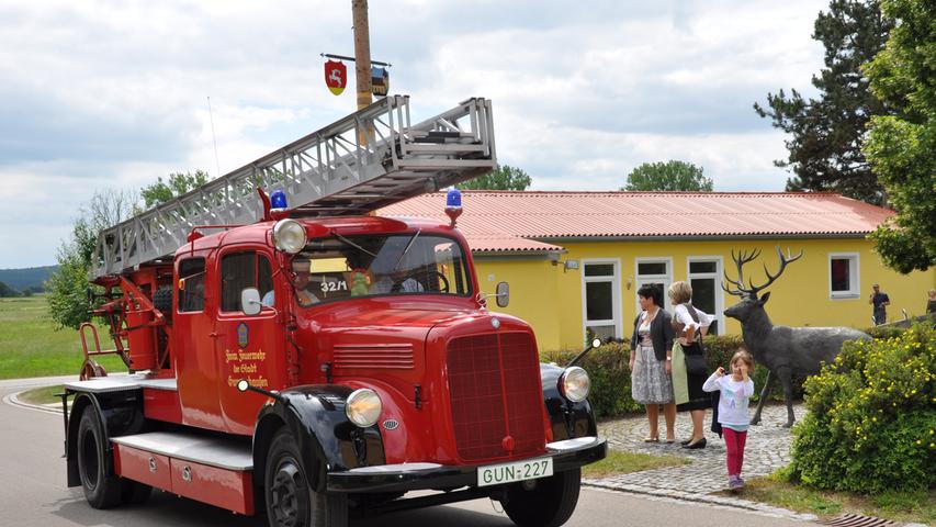 Die Nachhut bildete ein historisches Feuerwehrfahrzeug der FFW Gunzenhausen.