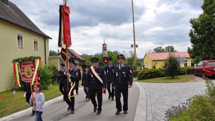 Auch aus Kleinlellenfeld waren Feuerwehrler in Hirschlach vertreten.