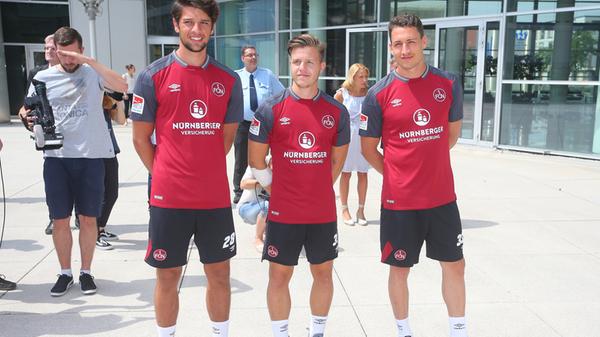 Beim Hauptsponsor stellt der Club das neue Trikot für 2017/18 vor. Schlicht, nicht zu verspielt, atraktiv - in etwa so wie der Fußball, den Trainer Michael Köllner in dieser Spielzeit mit seinem FCN spielen möchte.