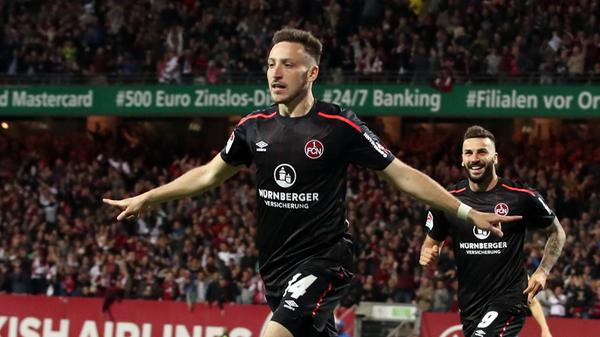 "Black is beautiful" - und in der Saison 2017/18 auch brutal erfolgreich. Der Club feiert den Aufstieg in die Bundesliga und legt den Grundstein dafür in seinem schwarzen Ausweichtrikot - wie hier beim 2:0-Heimsieg gegen Eintracht Braunschweig oder dem 3:1-Auswärtserfolg in Kiel.