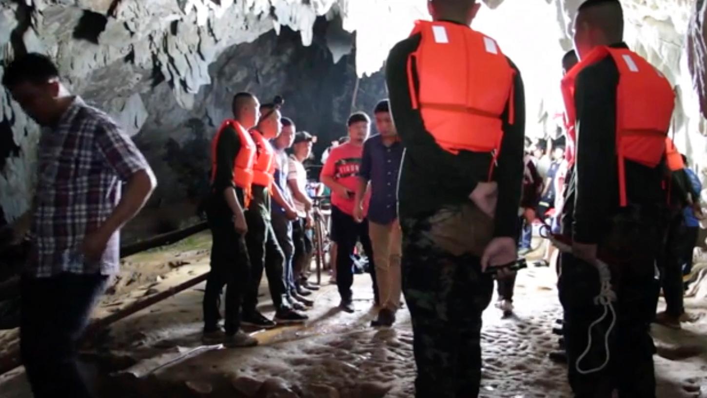 Ein Videostandbild zeigt das Rettungsteam am Eingang der Tropfsteinhöhle in der eine thailändische Jugend-Fußballmannschaft seit dem Wochenende eingeschlossen ist.