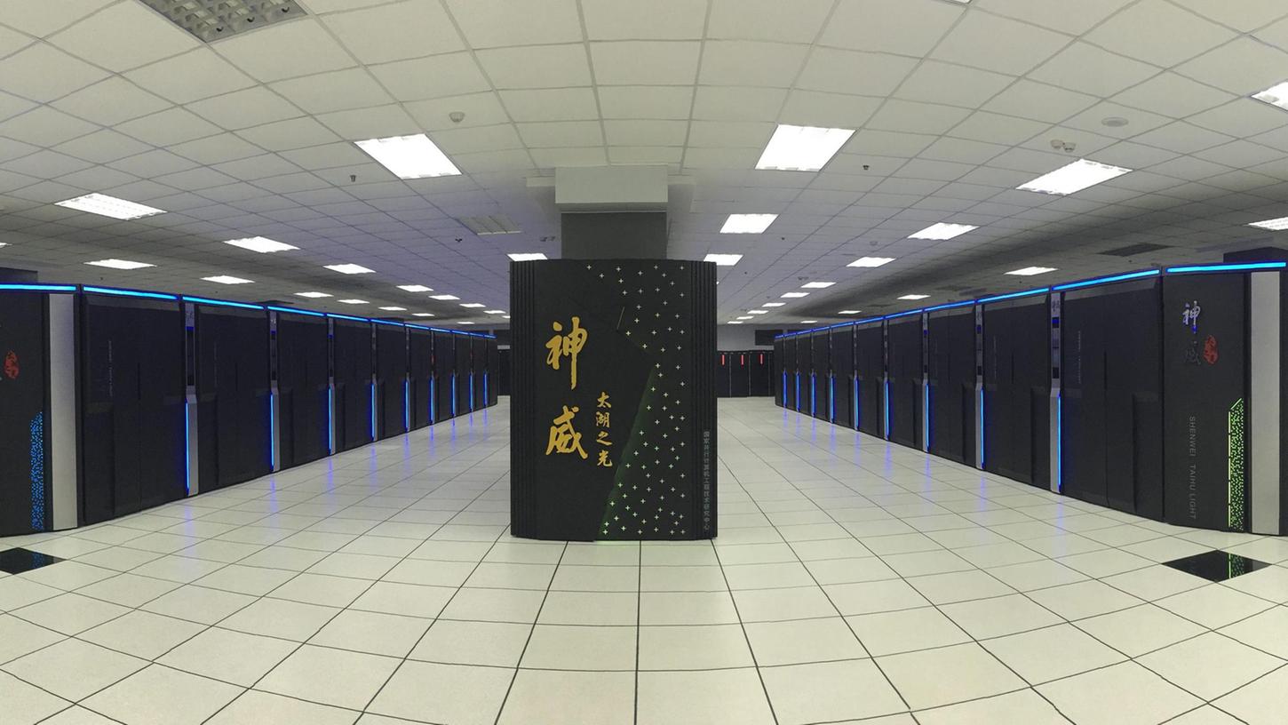 Ein 2016 vom chinesischen National Supercomputing Center zur Verfügung gestelltes Handout-Bild zeigt den Sunway TaihuLight Supercomputer im staatlichen chinesischen Supercomputing-Center in Wuxi, Provinz Jiangsu, China. Inzwischen haben sich die USA die Krone im Wettstreit um die schnellsten Superrechner der Welt nach mehr als fünf Jahren von China zurückerobert.