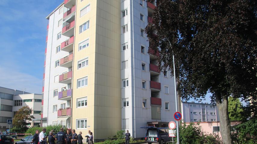 Als die Beamten in der Bismarckstraße in Gunzenhausen ankamen, bestätigten sich die Angaben des Zeugen. Eine getötete Frau und ihre drei toten Kinder (3,7 und 9 Jahre alt) befanden sich in der Wohnung.