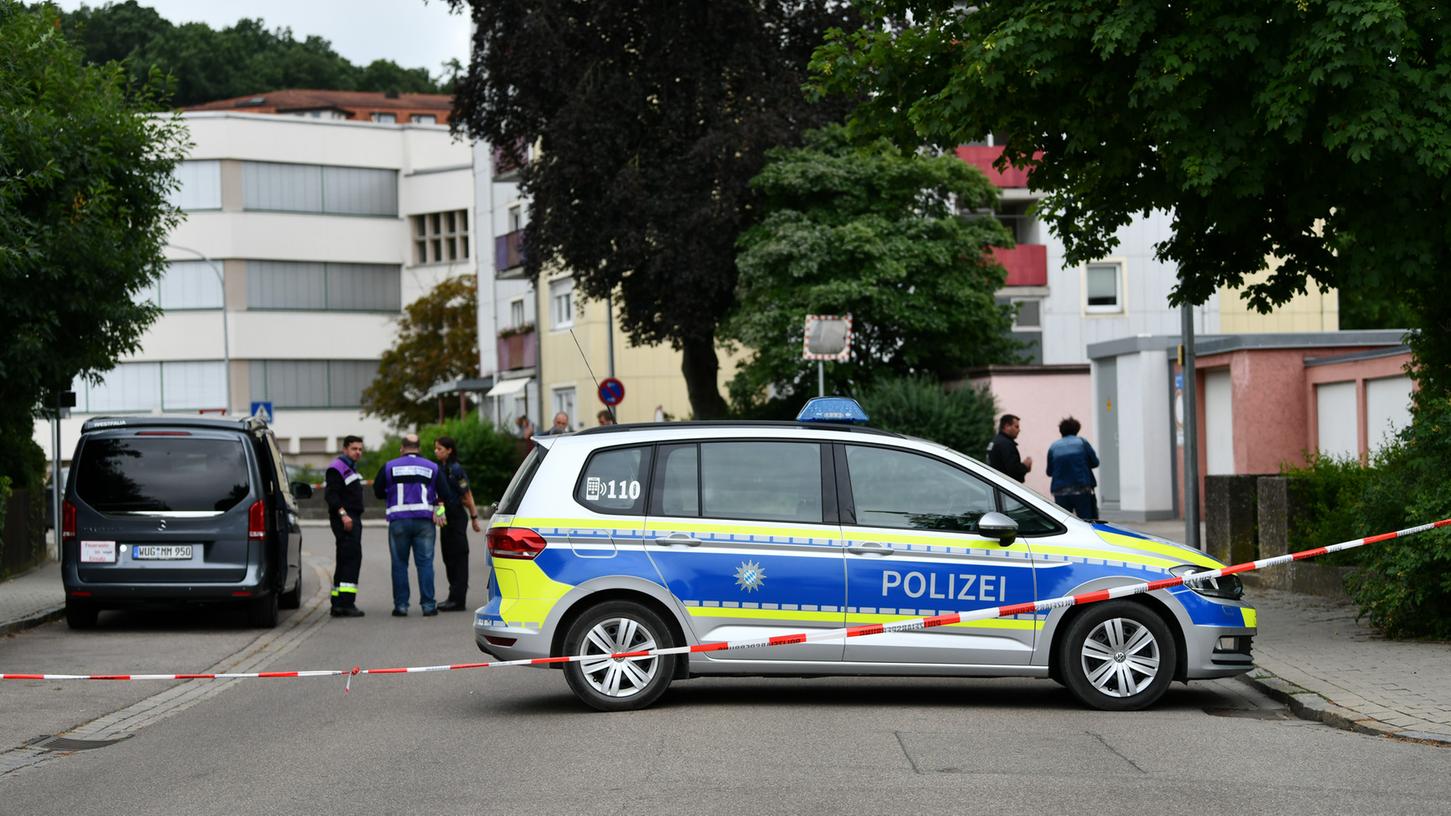 Polizeiaufgebot und gesperrte Straßen: Bei einem Familiendrama sind am Dienstag in Gunzenhausen eine Frau und ihre drei Kinder getötet worden. Verdächtig ist der 31-jährige Familienvater.