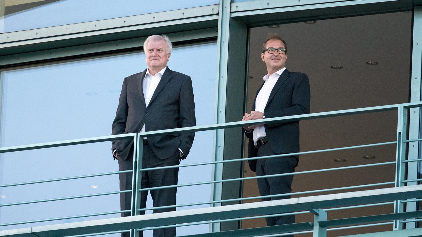 Horst Seehofer und Alexander Dobrindt (beide CSU) trafen sich am Dienstagabend mit ihren Koalitionspartnern im Kanzleramt.