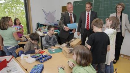 Sie machten sich selbst ein Bild vom Erweiterungsbau: Oberbürgermeister Thomas Jung (von links) und sein Stellvertreter Markus Braun waren zu Gast bei Rektorin Waltraud Lieret und den Kindern der Farrnbachschule. Sie machten sich selbst ein Bild vom Erweiterungsbau: Oberbürgermeister Thomas Jung (von links) und sein Stellvertreter Markus Braun waren zu Gast bei Rektorin Waltraud Lieret und den Kindern der Farrnbachschule.