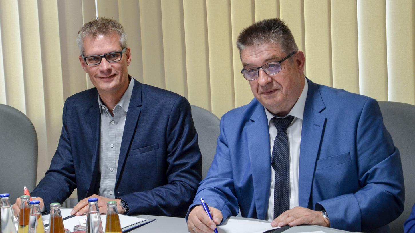 Oberbürgermeister Uwe Kirschstein und Stadtwerke-Chef Reinhold Müller bei der Vertragsunterzeichnung.