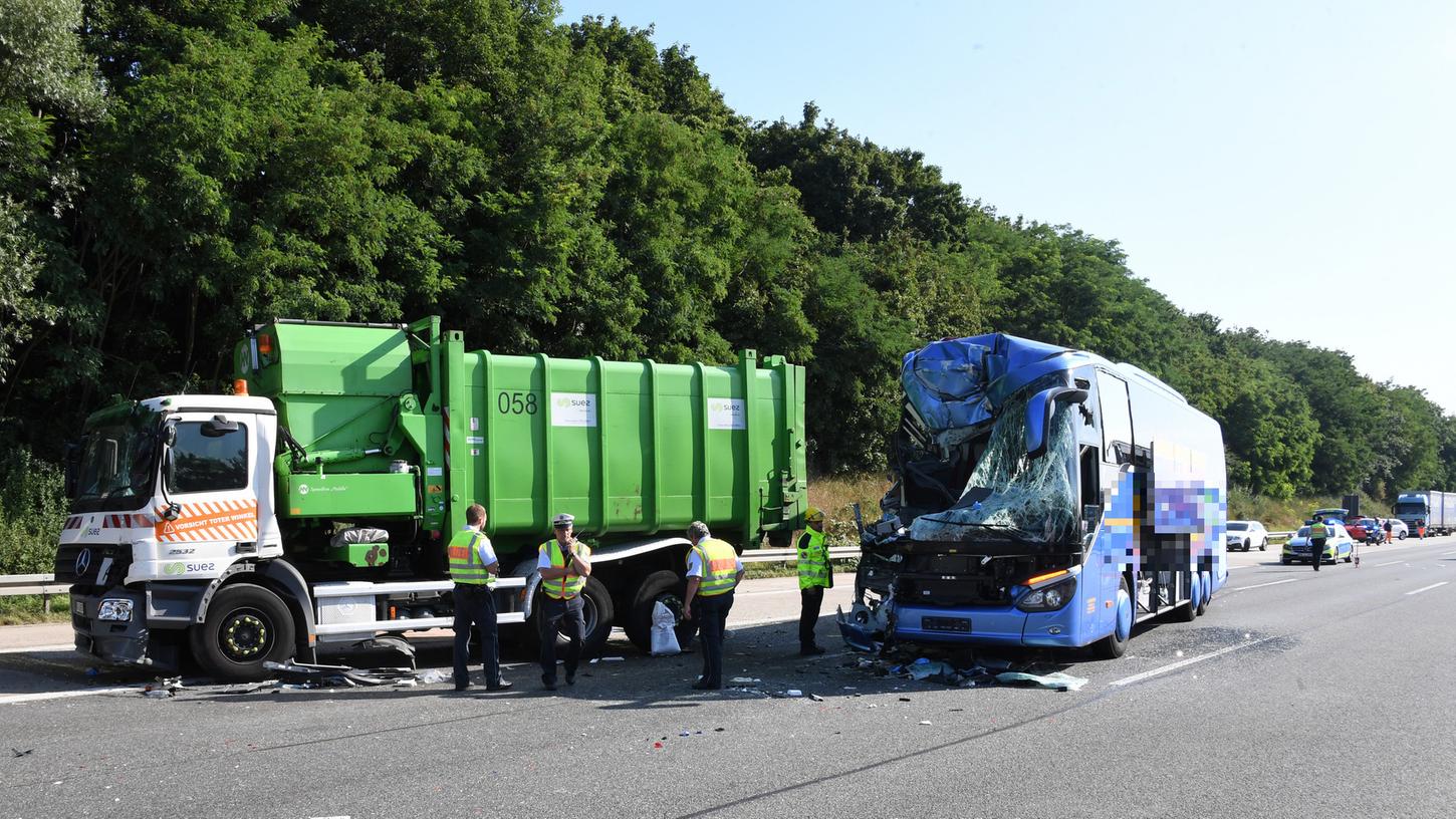 Beim Zusammenstoß eines Reisebusses mit einem Mülltransporter auf der Autobahn 5 bei Karlsruhe ist ein Mensch ums Leben gekommen. Mehr als 30 weitere wurden nach ersten Erkenntnissen verletzt.