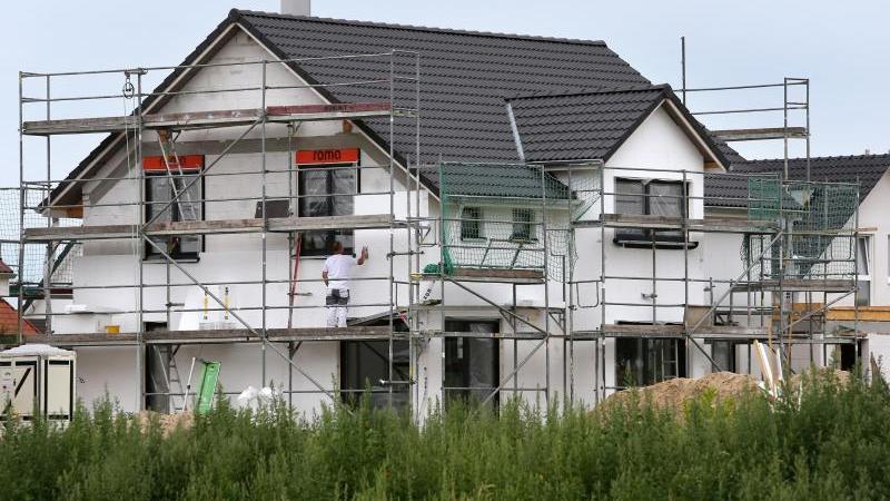 Um Familien angesichts rasant steigender Immobilienpreise beim Eigenheim-Bau unter die Arme zu greifen, bietet die Bundesregierung einen Zuschuss in Höhe von 1200 Euro je Kind und pro Jahr an.