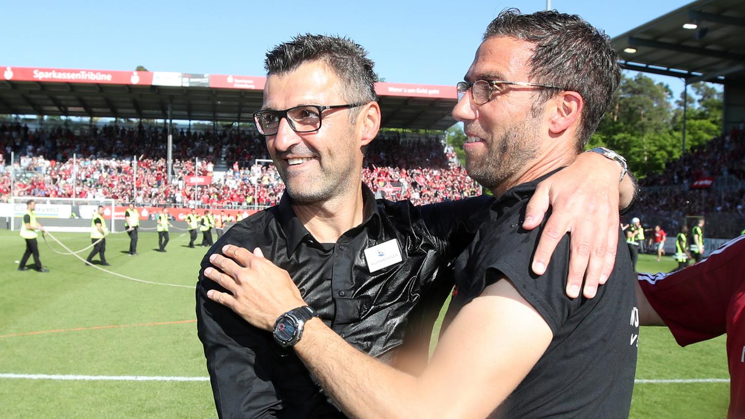 Club-Coach Michael Köllner (li.) und Co-Trainer Boris Schommers haben im Podcast "Liebesgrüße aus Nürnberg" über die WM, den Club und mögliche Neuzugänge gesprochen. Club-Coach Michael Köllner (li.) und Co-Trainer Boris Schommers haben im Podcast "Liebesgrüße aus Nürnberg" über die WM, den Club und mögliche Neuzugänge gesprochen.
