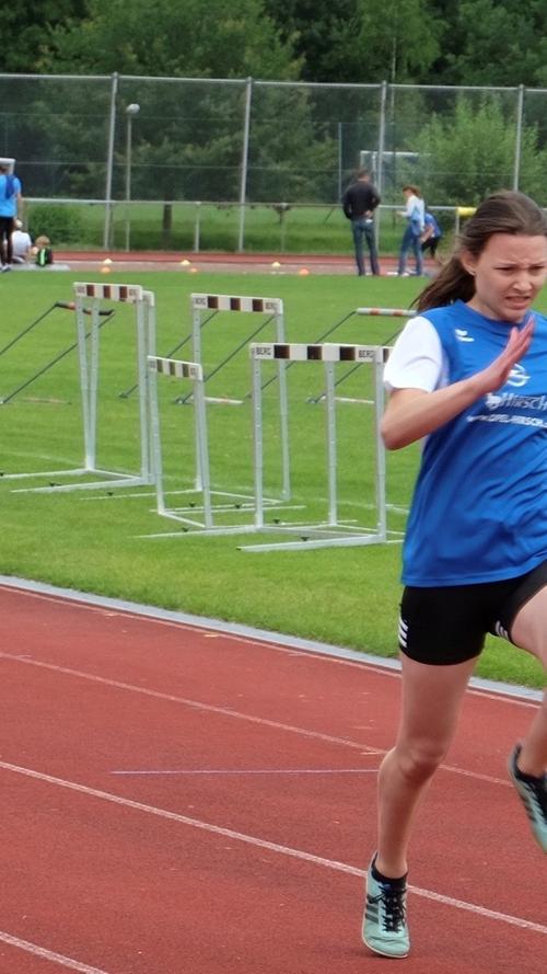 Hannah-Marie Wiemann war die schnellste im 100m-Sprint der W14. Knapp 180 Teilnehmer aus über 20 Vereinen trafen sich auf der Anlage des TSV Ebermannstadt zur Bezirksmeisterschaft für die U20/U16 und Kreismeisterschaft der U14.